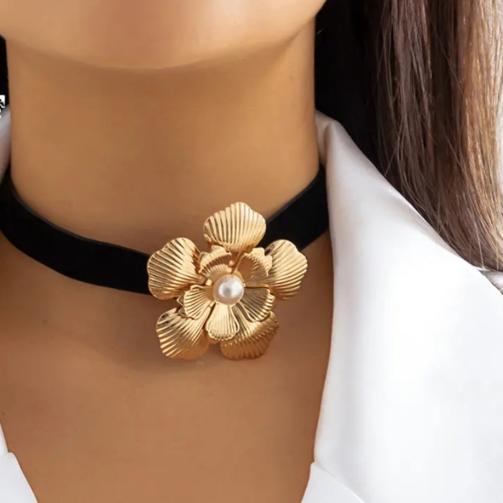 Golden flower choker necklace